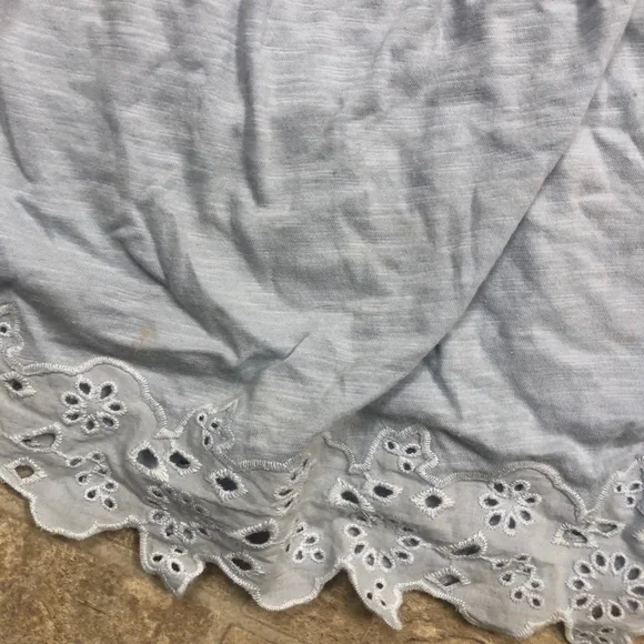 ‼️$5 Sale‼️🌻 H&M Light Blue Floral Trim Tank Top - Picture 3 of 6